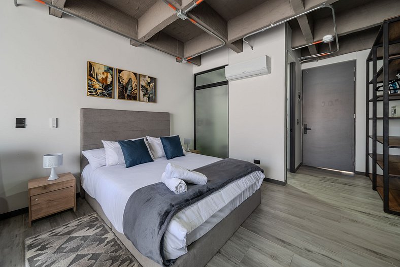 |Ahead| Captivating Loft with Parking and AC