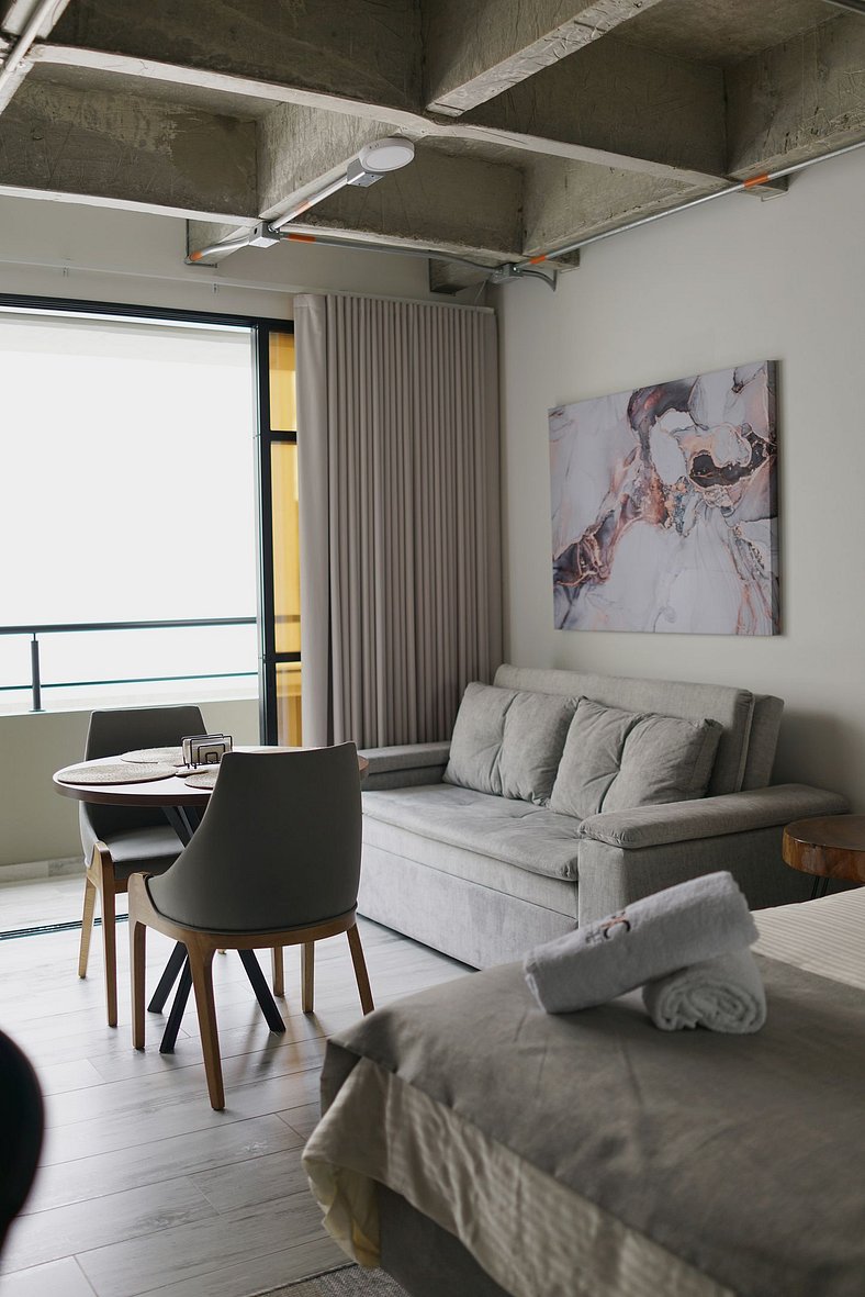 |Ahead| Intimate Loft near the airport + parking